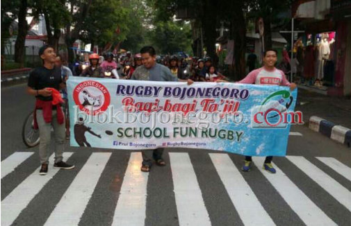 Rugby Bojonegoro Bagi Takjil untuk Pengguna Jalan